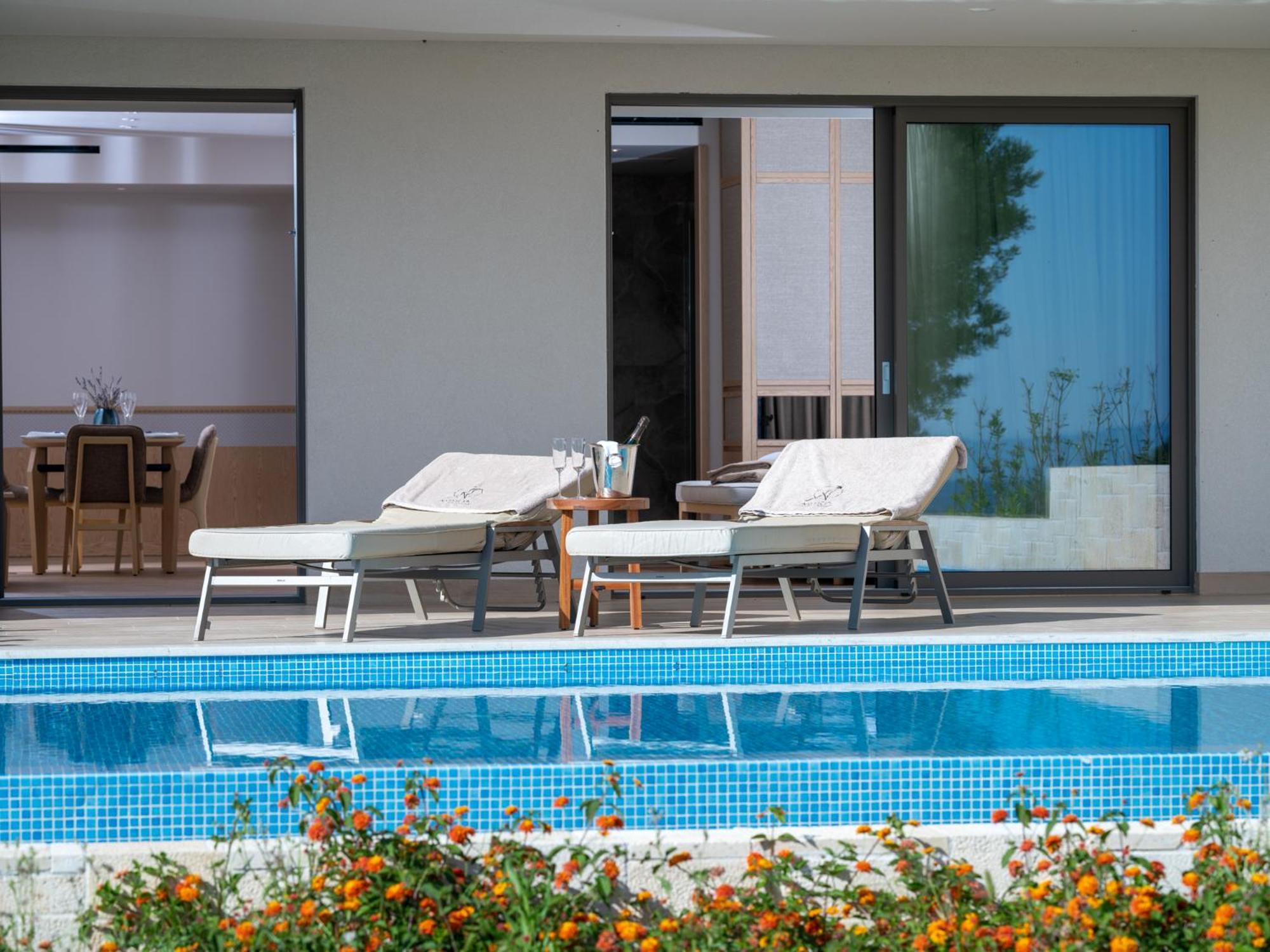 Ammoa Luxury Hotel & Spa Resort Nikíti Eksteriør bilde A private pool at a villa