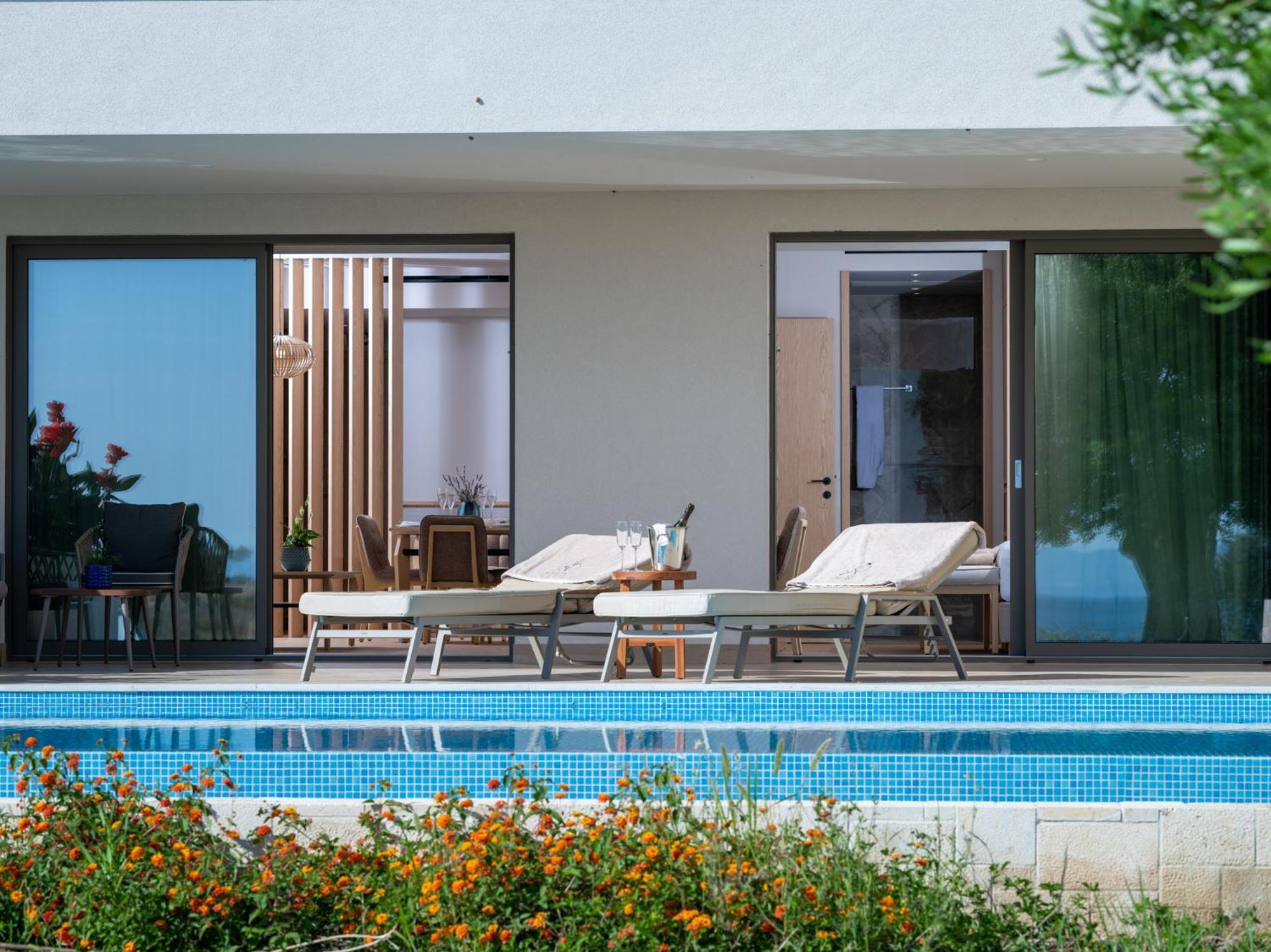 Ammoa Luxury Hotel & Spa Resort Nikíti Eksteriør bilde A private pool at a hotel